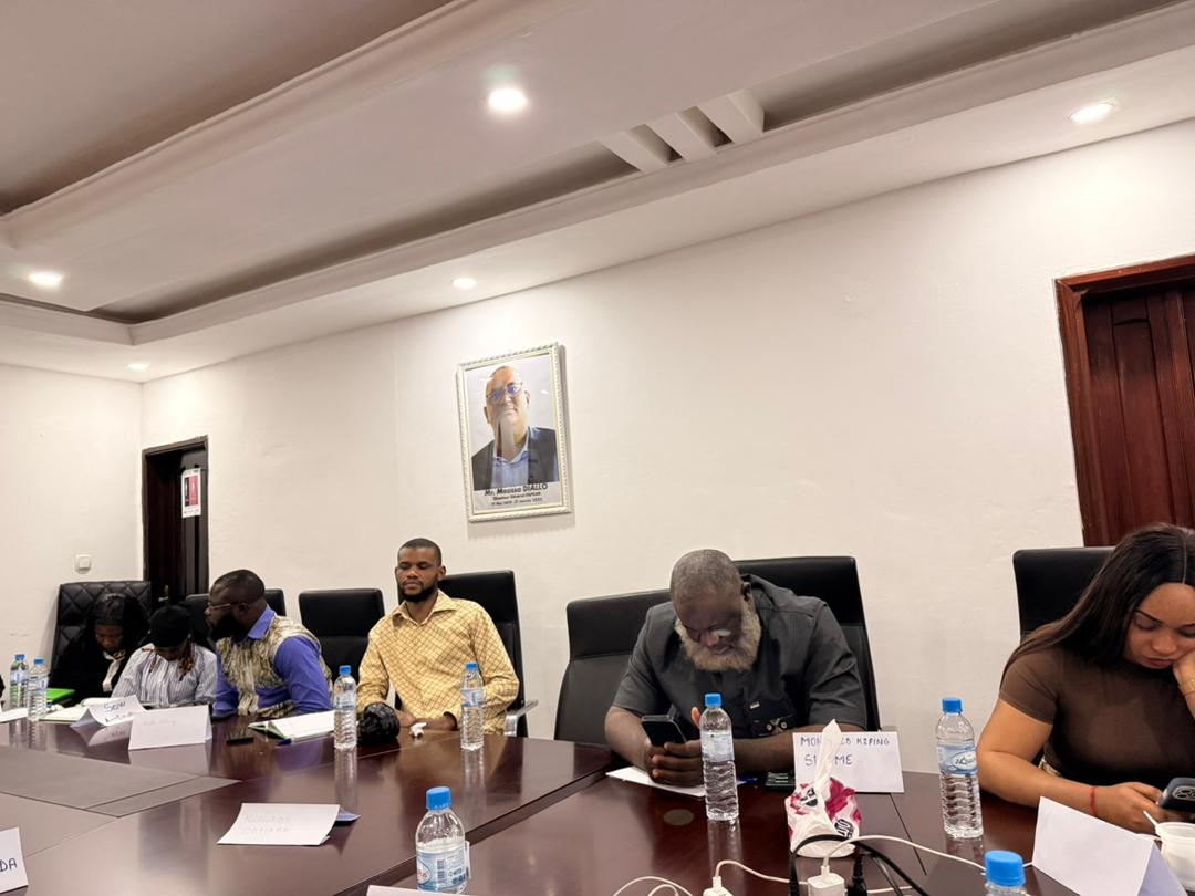 Atelier RH autour de la table de conférence, Makaba Consulting